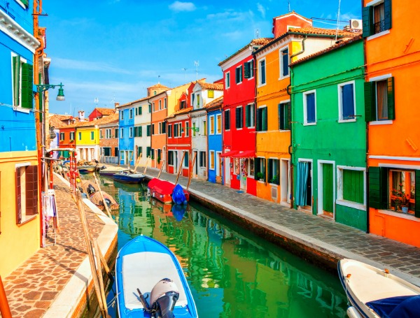 Une gondole traversant un canal à Burano