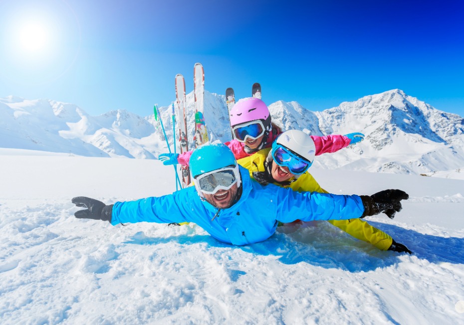 Une famille dans la neige
