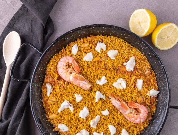 Un plat de arròs a banda