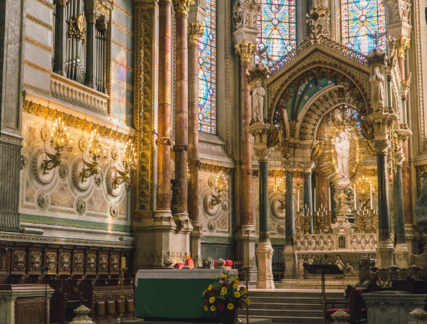 Vue panoramique de la majestueuse basilique de Notre-Dame de Fourvière dominant la ville de Lyon après votre vol au départ de Rennes.
