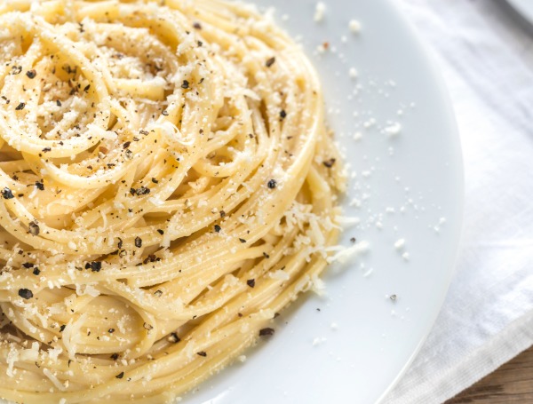 Plat de spaghetti avec du fromage râpé et du poivre