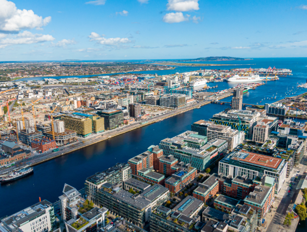 Vue aérienne panoramique de la ville de Dublin, destination finale de votre vol au départ de Rennes.
