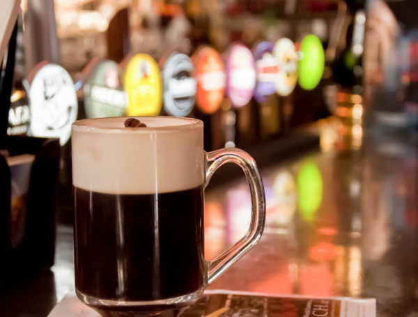 Découvrez l'ambiance unique des pubs traditionnels de Temple Bar après votre vol Rennes-Dublin.