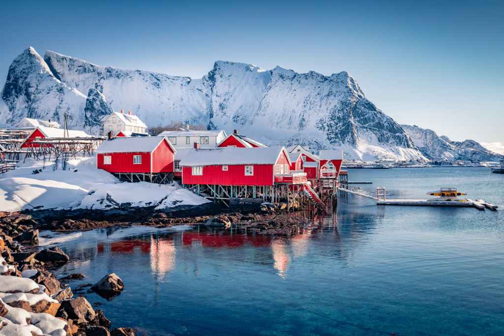   Maisons en bois rouges au bord de la mer de Norvège. Joli paysage matinal d'une destination touristique très prisée : l'archipel des îles Lofoten, village de pêcheurs de Sakrisoy.