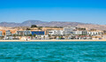 ville entre mer et montagnes