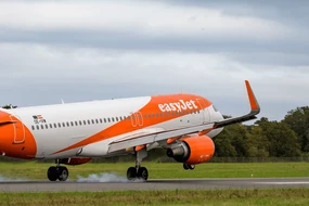 Compagnie aérienne easyJet atterrisant sur le tarmac de l'aéroport de Rennes