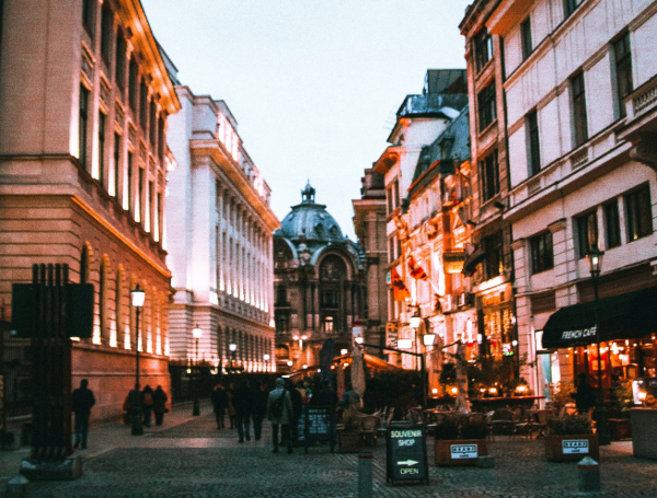 bucarest-roumanie-vol-correspondance-aeroport-rennes-old-town-adrian-dascal-centre-ville