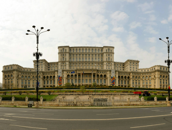 bucarest-roumanie-vol-correspondance-aeroport-rennes-palais-du-parlement-george