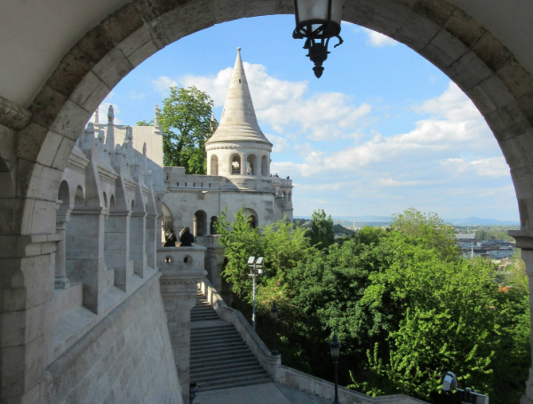 budapest-hongrie-vol-rennes-aeroport-correspondance-colline-balint-miko
