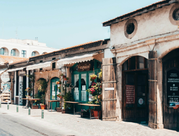 larnaca-chypre-vol-correspondance-rennes-aeroport-centre-ville-hert-niks