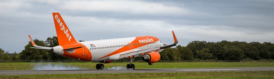 Compagnie aérienne easyJet atterrisant sur le tarmac de l'aéroport de Rennes