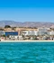 ville entre mer et montagnes