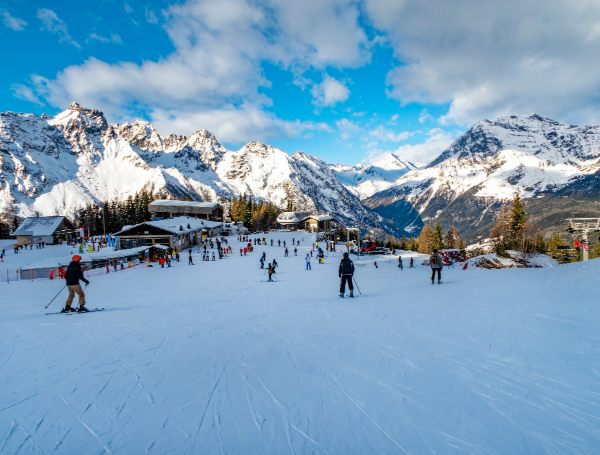 Piste enneigée dans les Alpes