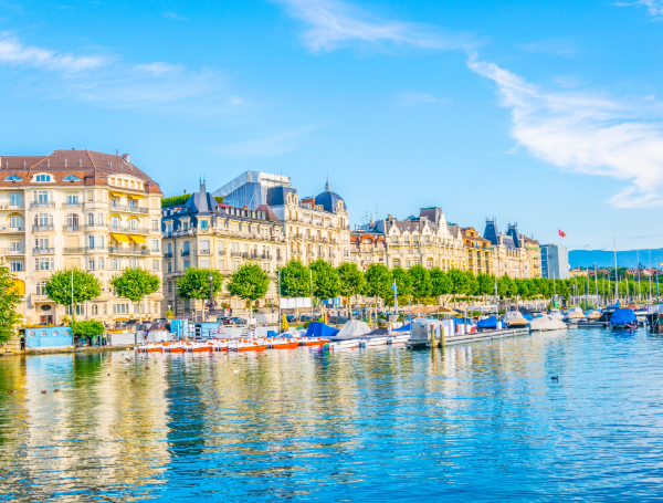 Paysage urbain de Genève vu depuis le lac Léman, en Suisse