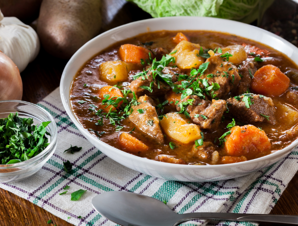 Dégustez un véritable Irish stew traditionnel au bœuf et légumes après votre vol Rennes-Dublin