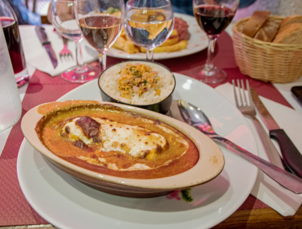 Dégustez une authentique quenelle de brochet dans un bouchon lyonnais traditionnel lors de votre séjour via le vol Rennes-Lyon