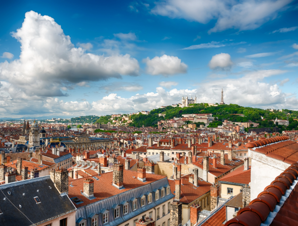Explorez les mystérieuses traboules du Vieux-Lyon, un trésor architectural unique à découvrir dès l'arrivée de votre vol depuis Rennes