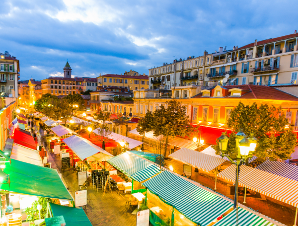 Le Cours Saleya la nuit, à Nice, en France