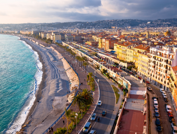 Vue aérienne du front de mer de la Promenade des Anglais à Nice