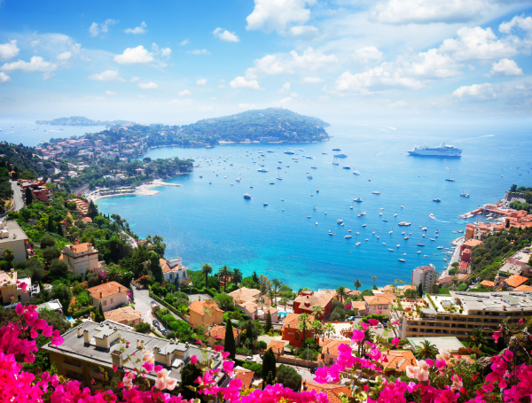 Paysage de la Côte d'Azur : eaux turquoise, fleurs et ciel bleu par une journée d'été, France, dans un style rétro