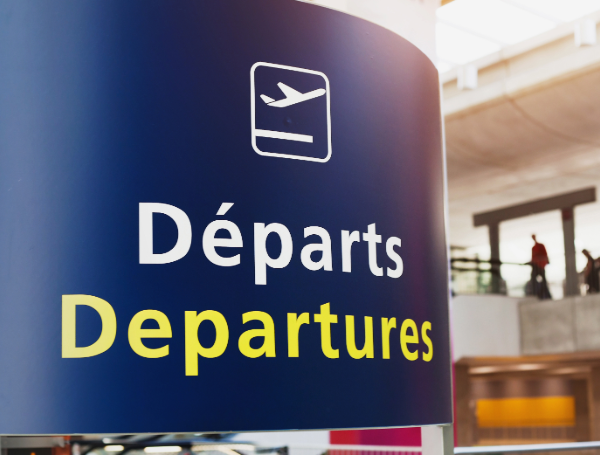Panneau des départs à l'aéroport de Paris CDG