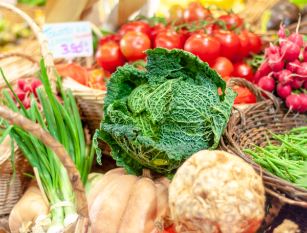 Du chou de Savoie et d'autres légumes frais en vente sur un marché parisien, au marché de la rue d'Aligre