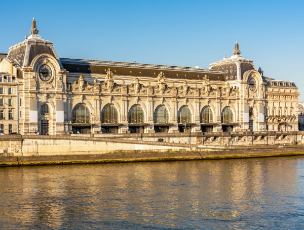 Le musée d'Orsay, au bord de la Seine, à Paris, en France