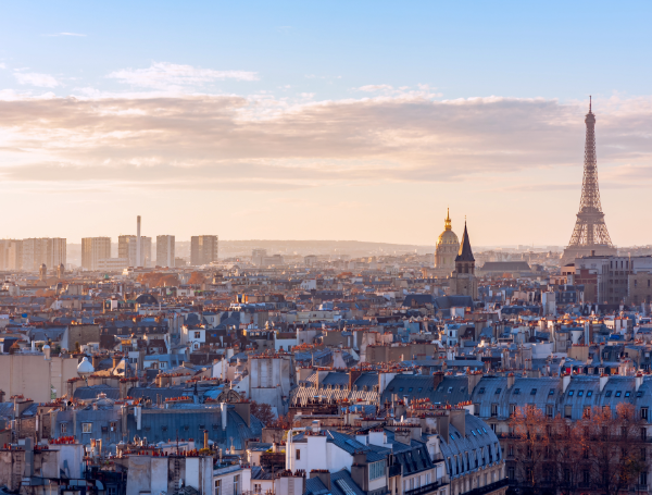 Panorama de Paris avec la tour Eiffel au coucher du soleil