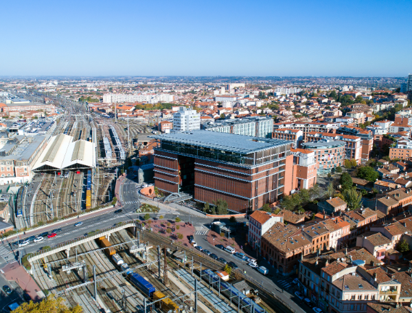 Photo aérienne de la gare Matabiau et de la médiathèque José Cabanis, à Toulouse